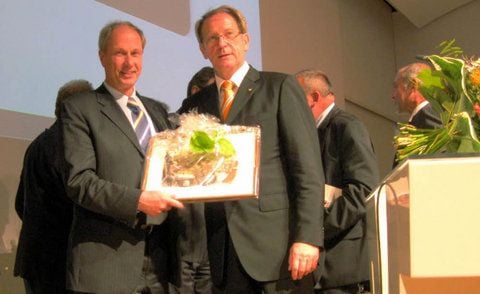 Oberbürgermeister Eberhard Brecht (li.) überbrachte Josef Dahl ein Abschiedsgeschenk.