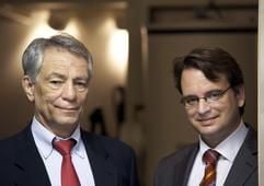 Die Team-Mitglieder Volker Sturm (l.) und Peter A. Tass vom rheinischen Forschungszentrum Jülich, welche sich mit einem verbesserten Hirnschrittmacher für Parkinson-Patienten am Wettbewerb um den Deutschen Zukunftspreis 2006 beteiligen. (Foto: dpa)