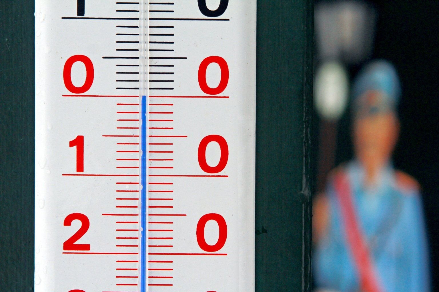 Blick auf ein Thermometer auf dem Bahnhof Schierke
