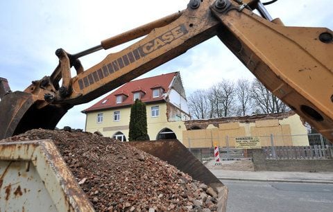 Der Bagger einer Straßenbaustelle steht in der Frühlingsstraße Zwickau gegenüber dem Versteck der ehemaligen NSU-Terrorzelle. (FOTO: DPA)