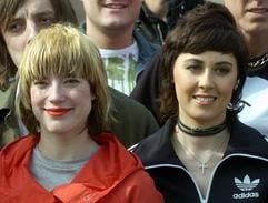 Sängerin Mieze von der Band Mia und Tina Frank (r) nehmen am Vorentscheid für den „Eurovision Song Contest“ teil. (Foto: dpa)