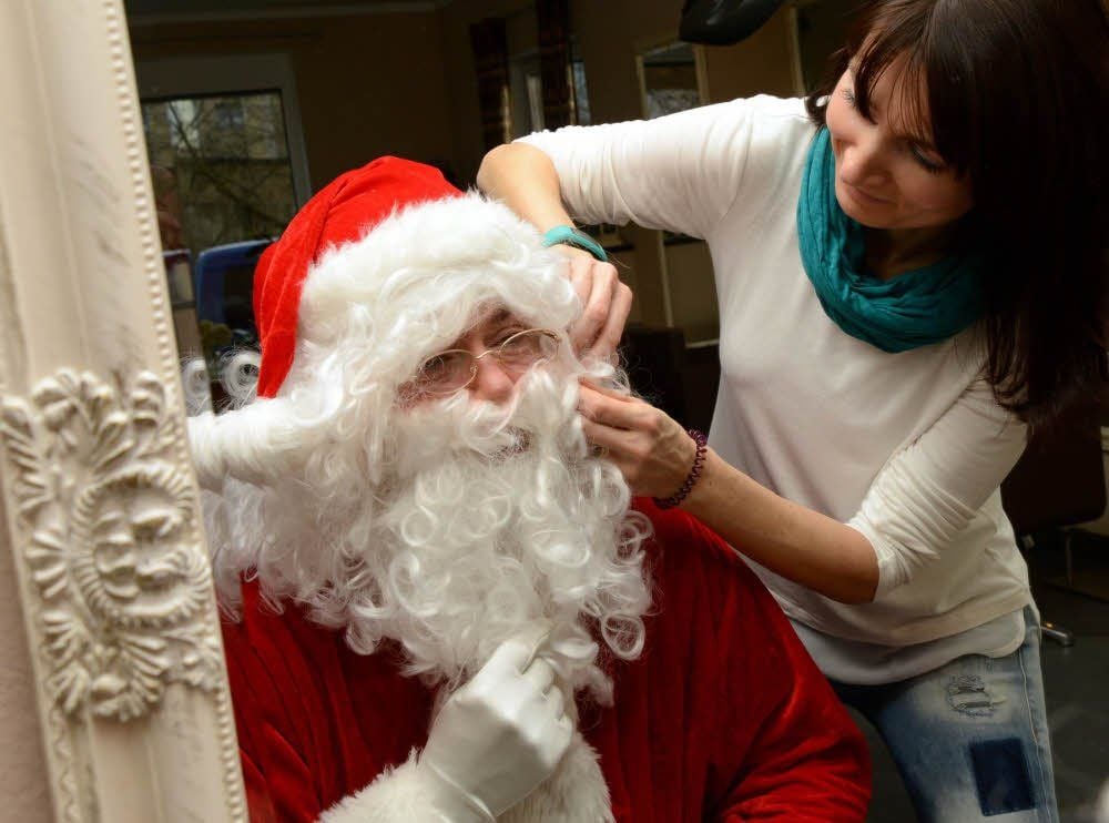 Mario Pacholski wird von seiner Schwester Annett Fuchs in aller Ruhe mit viel Liebe zum Detail zum Weihnachtsmann verwandelt.