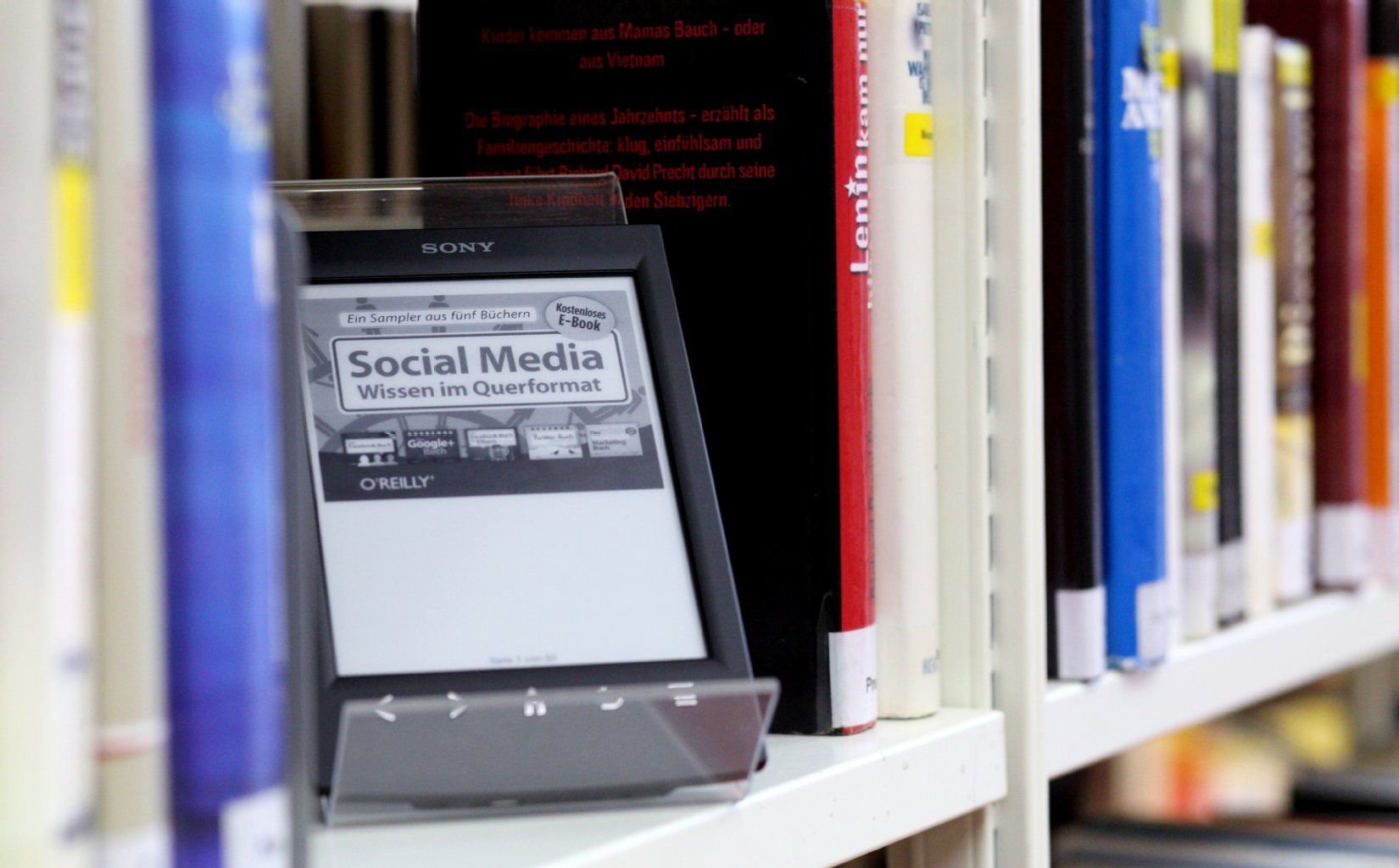 Ein E-Book-Reader hat Speicherplatz für unzählige Bücher.