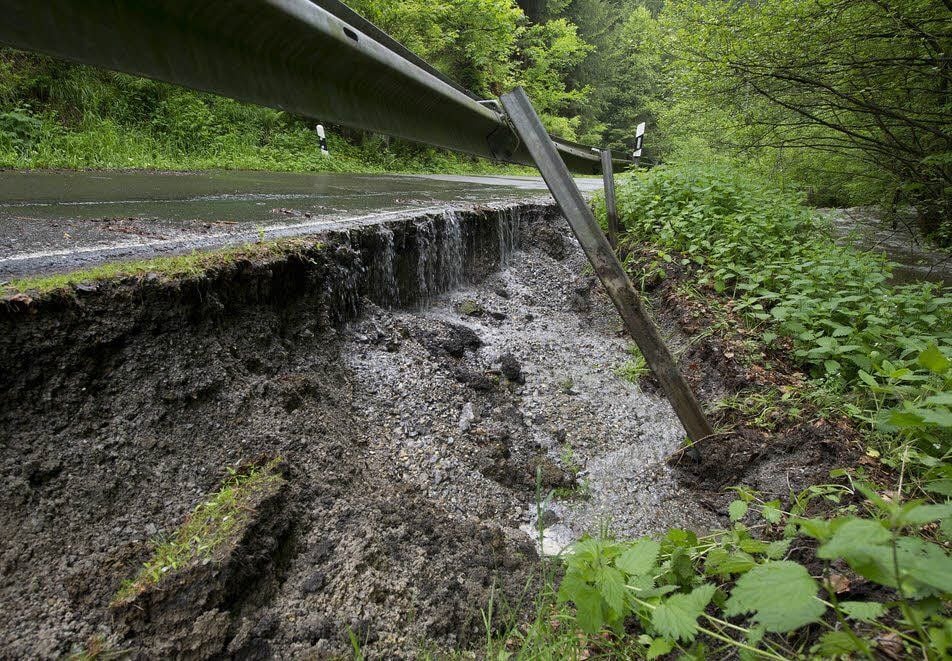 Die Luppbode spülte die Straße zwischen Allrode und Treseburg fast weg.
