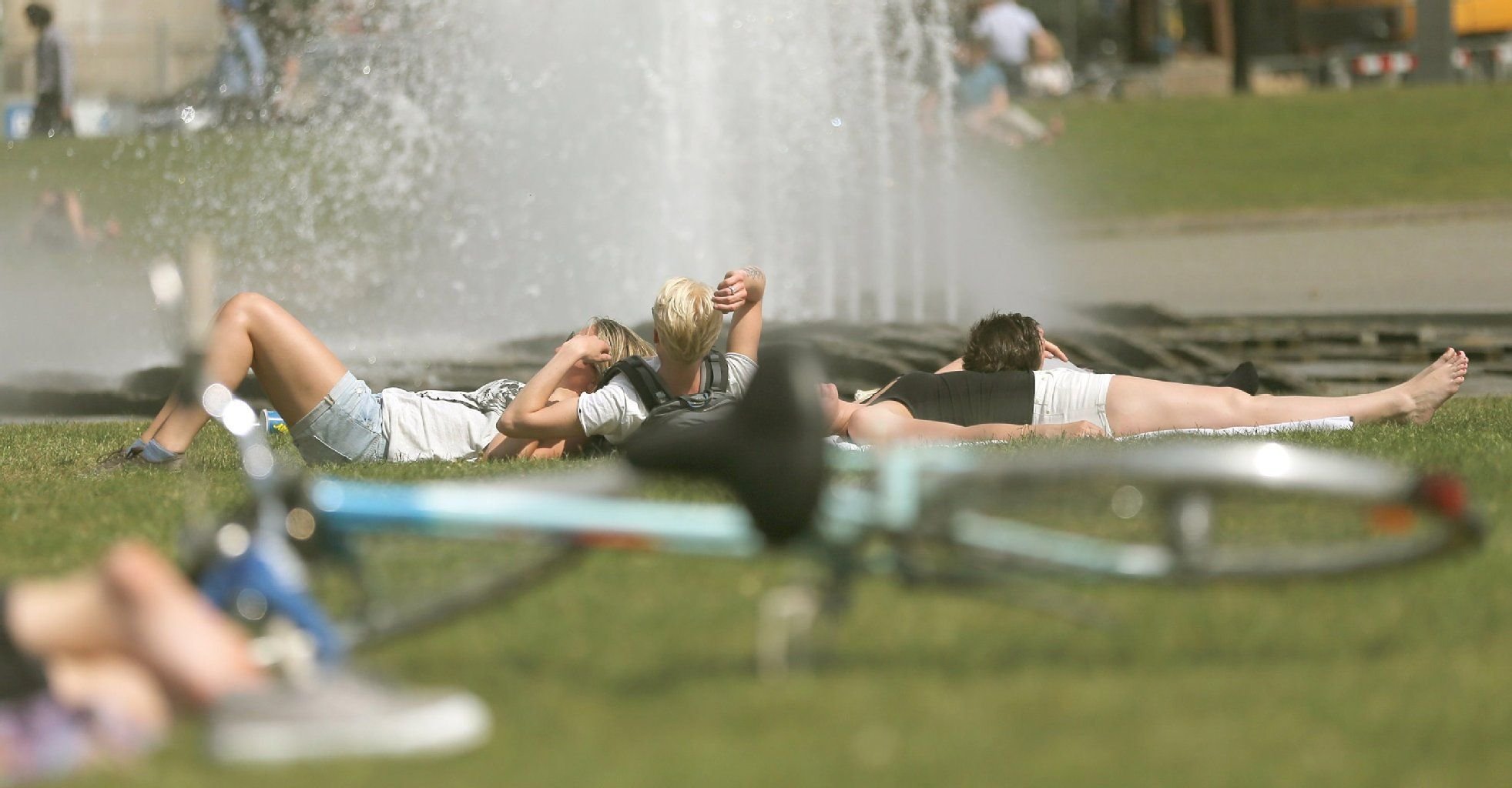 Das Eincremen nicht vergessen: Auch bei einem kurzen Sonnenbad im Park droht Sonnenbrand.