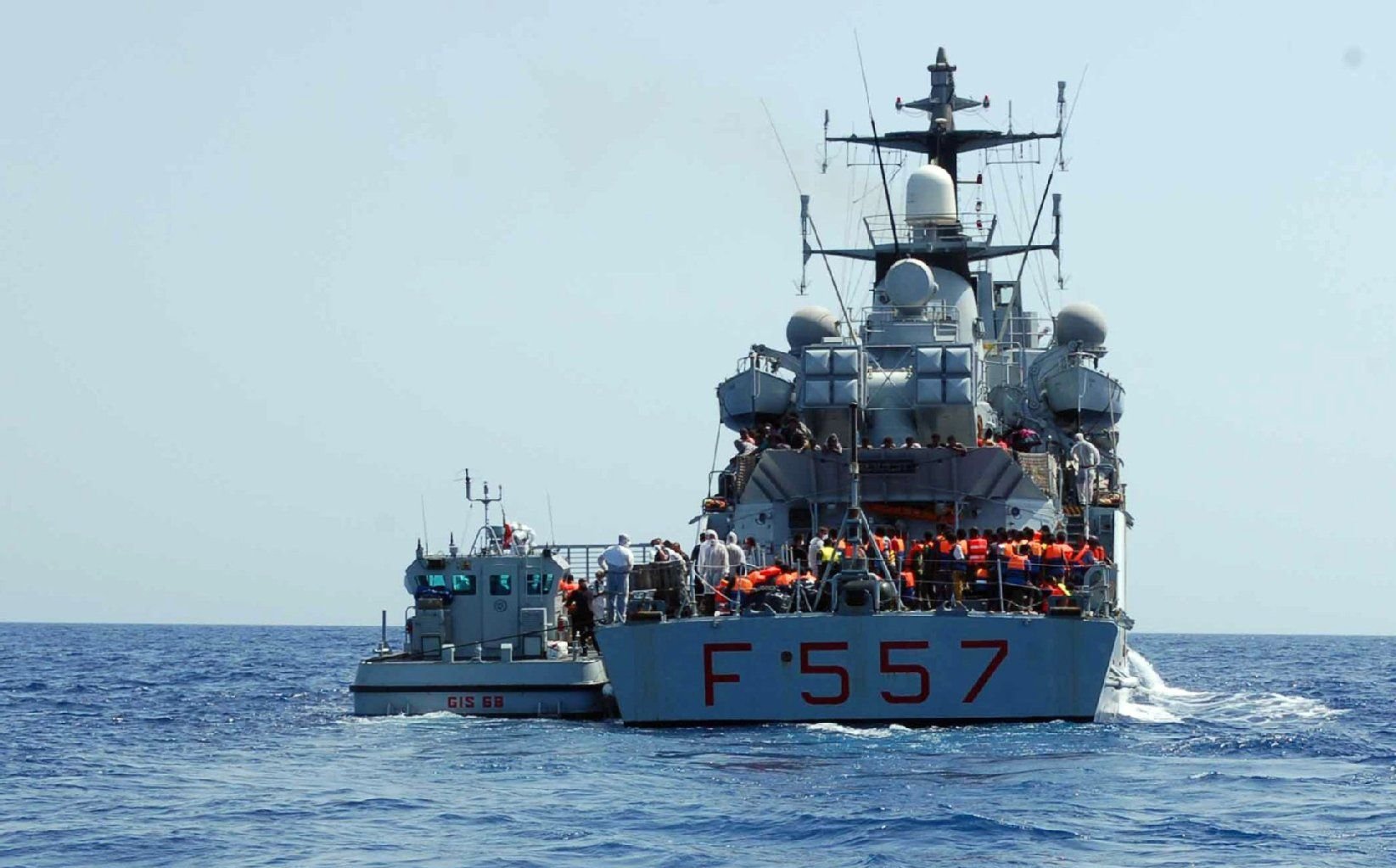 Die italienische Marine nimmt immer wieder Flüchtlinge auf ihren Schiffen auf.