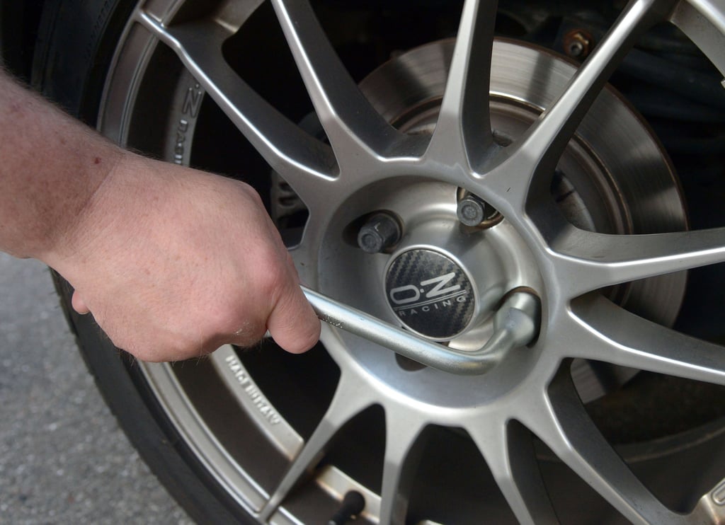 Das hätte sehr gefährlich werden können. Unbekannte lösten am Wagen einer Mitarbeiterin des Landkreises Stendal mehrere Radmuttern.