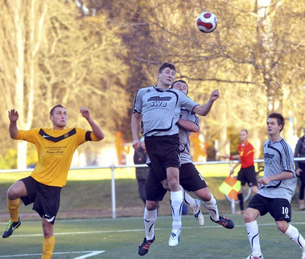 3:0-Torschütze Oliver Drachenberg kommt hier beim Kopfball seinem Mitspieler Benjamin Kollmann, der zur Führung traf, zuvor. Der Roschwitzer Florian Schröder (links) und Askanias Marcel Pusch (rechts) sind Beobachter der Szene.
