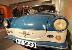 Besucher des August-Horch-Museums in Zwickau betrachten einen Trabant «P 50» aus der Nullserie, die im November 1957 im damaligen VEB Automobilwerk Zwickau startete. (Foto: dpa)