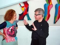 Die US-Künstlerin Barbara Weil empfängt am 5.9.2003 in ihrem neuen Atelierhaus in Puerto Andratx auf Mallorca den US-Architekten Daniel Libeskind. Nach vierjähriger Bauzeit ist auf Mallorca das von Star-Architekt Libeskind entworfene Atelier- und Galeriehaus der US-Künstlerin Weil am 6.9. eröffnet worden. Der rund 1,1 Millionen Euro teure und 385 Quadratmeter große Betonkubus im Südwesten der spanischen Ferieninsel ist das erste nach den Plänen von Libeskind gebaute Privathaus. Das Gebäude soll die Werke Weils beherbergen und zugleich als Treffpunkt für junge Künstler aus aller Welt dienen. (Foto: dpa)
