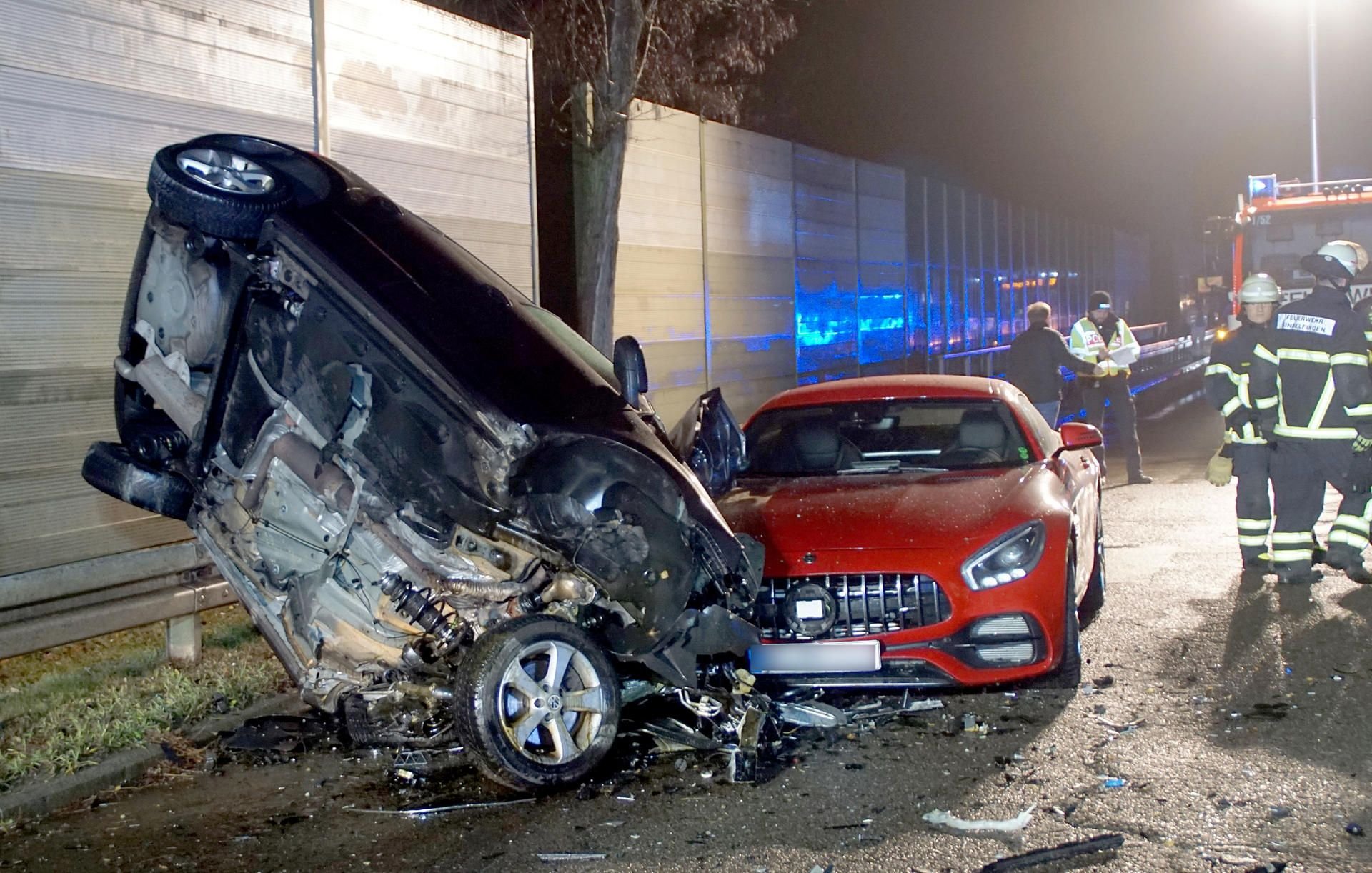 Zwei Menschen kamen bei dem schweren Unfall bei Sindelfingen in der Nacht ums Leben.