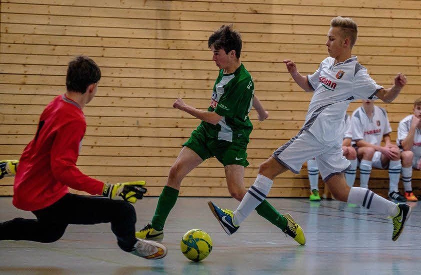 Die B-Junioren der SG Lutherstadt (weiße Kleidung) gewannen das zweite Duell gegen die SG Jessen/Elster/Annaburg/Zahna knapp 1:0.