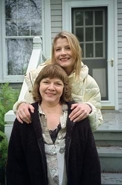 Die Schriftstellerin Patricia Jean Lambrecht (vorn) und Traci TeAmo Lambrecht posieren auf der Veranda ihres alten Farmhauses in Minneapolis (Foto vom Mai 2006). Die 60-jährige Patricia schreibt gemeinsam mit ihrer 39-jährigen Tochter Traci unter dem Pseudonym P.J. Tracy international erfolgreiche Kriminalromane. Das Vorbild zu ihrem neuen Krimi "Mortifer" liegt unweit der idyllischen Lambrecht-Farm. (Foto: dpa)