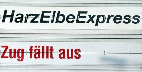 Eine Mitteilung über einen Zugausfall des Bahnunternehmens: «Harz Elbe Express» wird im Hauptbahnhof in Magdeburg für Reisende angezeigt. (FOTO: DPA)