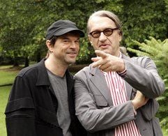 Der Sänger Campino (l.) und der Regisseur Wim Wenders lassen sich anlässlich der Dreharbeiten zu dem Kinofilm «The Palermo Shooting» (Archivfoto). Wim Wenders wird mit «The Palermo Shooting» im Wettbewerb um die Goldene Palme dabei sein. (Foto: dpa)