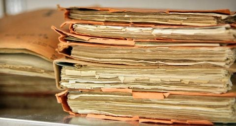 Stasi-Akten liegen in der Archivhalle in der ehemaligen Bezirksverwaltung für Staatssicherheit in Halle auf einem Tisch. (FOTO: DPA)