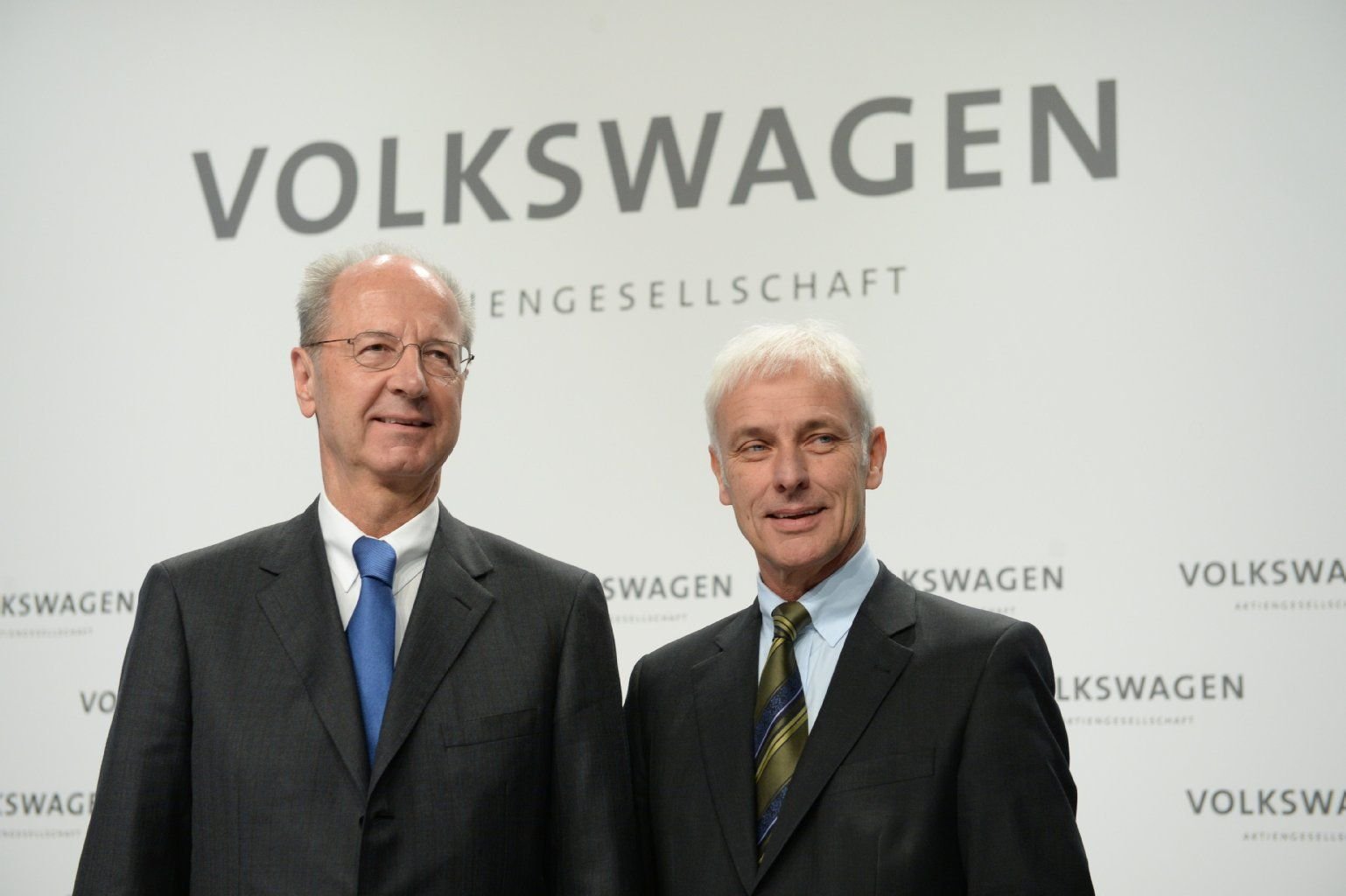 Matthias Müller (r), Vorstandsvorsitzender der Volkswagen AG, und Hans Dieter Pötsch, Aufsichtsratsvorsitzender, auf der ersten Pressekonferenz des Konzerns zum Abgas-Skandal.