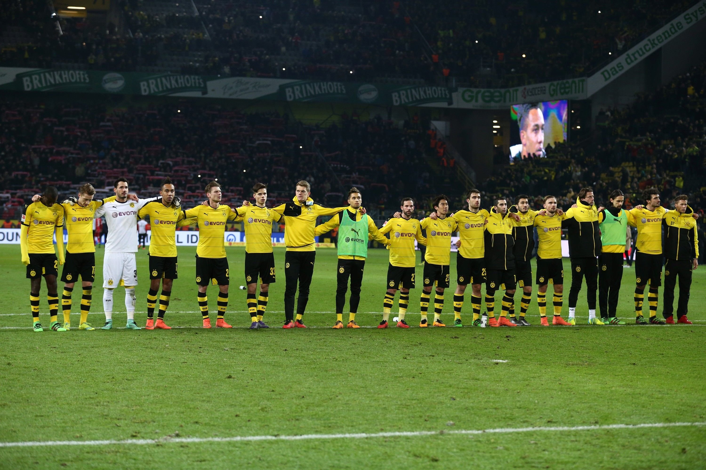 Die Spieler stellten sich nach dem Spiel Arm in Arm vor die Südtribüne.