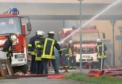 Feuerwehrleute löschen am Dienstagabend (09.08.2005) in Schönebeck ein brennendes Mehrfamilienhaus. (Foto: dpa)