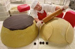 An der größten Mozart-Kugel der Welt, die aus zwei Teilen besteht, arbeitet der Konditormeister Torsten Riel in der Halloren Schokoladenfabrik AG in Halle.