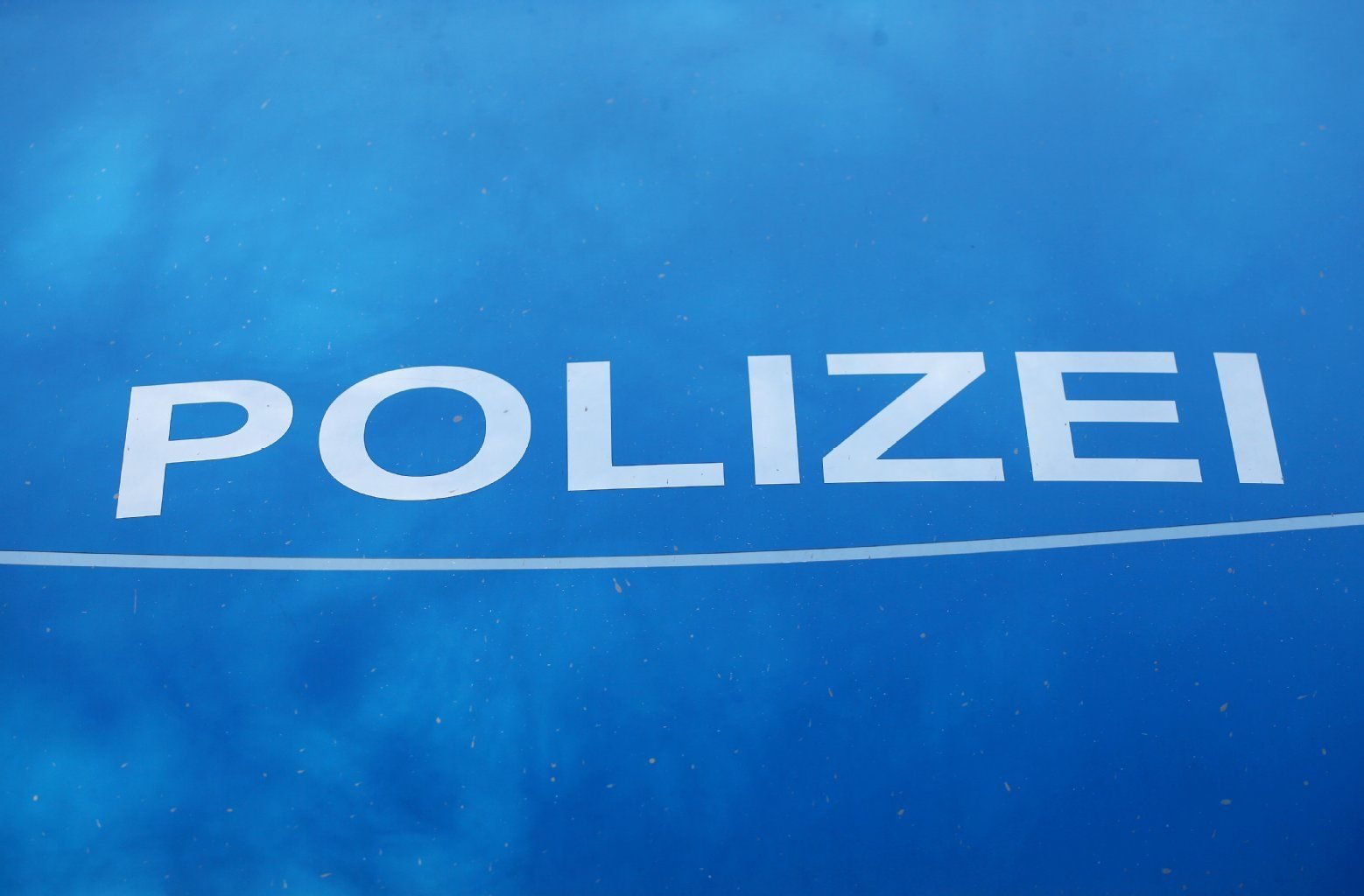 Der Schriftzug "Polizei" ist auf einem Fahrzeug zu sehen.