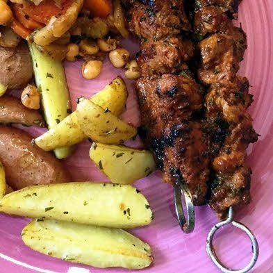 Gemeinsames Kochen bereitet Freude, egal ob vegetarische Gerichte wie Spargel oder Fleischspieße.