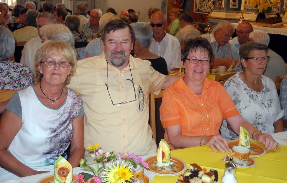 Als „Hans im Glück“ fühlt sich „Goldjunge“ Hans-Jürgen Bour zwischen zwei charmanten ehemaligen Schulfreundinnen: links Brigitte Sievi, geborene Wystrach, die aus der Schweiz anreiste, und Petra Nerlich, geborene Bertsch.
