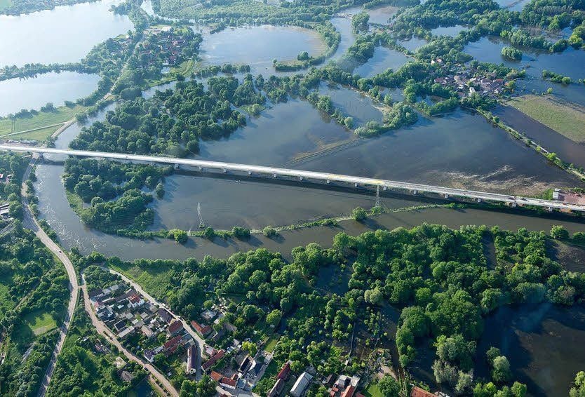 Die ICE-Neubaustrecke soll im Jahr 2015 fertig sein.