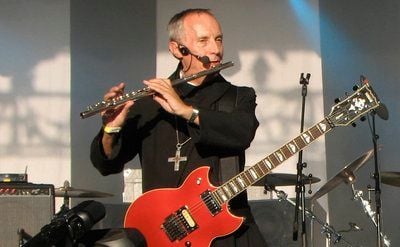 Der weltweit oberste Benediktinermönch, Abtprimas Notker Wolf, spielt während eines Konzerts im Klosterhof Benediktbeuern auf der Querflöte das Solo aus dem Song «Locomotive Breath» der britischen Rockband Jethro Tull. (FOTO: DDP)