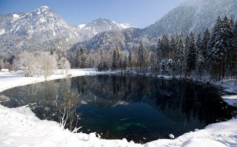 Schnee liegt am Mittwoch am Ufer des Christlessee bei Oberstdorf. (FOTO: DAPD)