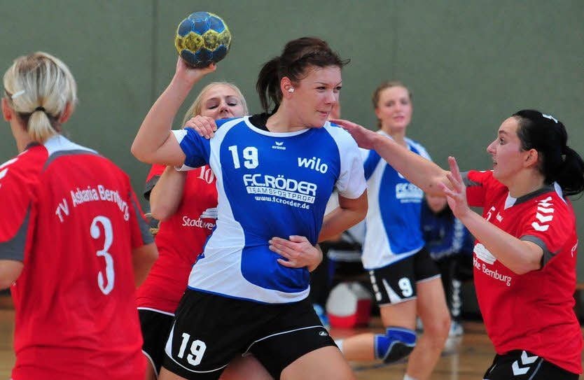 Anna-Maria Schulz (am Ball) erzielte für den HC Burgenland im Heimspiel gegen Bernburg vier Tore. Für einen Sieg bei der Heimpremiere reichte es nicht.