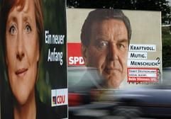 Wahlplakate mit den Gesichtern der beiden Spitzenkandidaten der großen Parteien, Unions-Kanzlerkandidatin Angela Merkel (l., CDU) und Bundeskanzler Gerhard Schröder (r., SPD) (Foto: dpa)