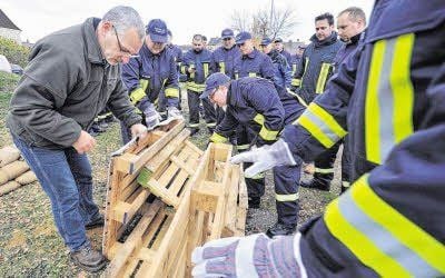 Die Jeßnitzer Kameraden übten vor dem Hochwasser schon den Bau vom Palettendämmen.