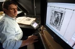 In der Herzogin Anna Amalia Bibliothek in Weimar zeigt der Fototechniker Joachim Fuhrmann am Donnerstag (17.11.2005) die Arbeitsgänge bei der Digitalisierung einer gedruckten englischsprachigen Ausgabe von Goethes «Faust» aus dem Jahr 1877. (Foto: dpa)