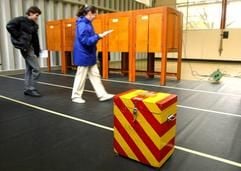 Zwei Wähler auf dem Weg zu den Wahlkabinen im Wahllokal in Carouge nahe Genf. (Foto: dpa)