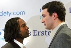 Vor dem Weltmeisterschaftskampf am 22. April posieren IBF-Champion Chris Byrd (l, USA) und sein Herausforderer Wladimir Klitschko aus der Ukraine am Donnerstag (09.02.2006) in der SAP-Arena in Mannheim. Für den Ukrainer ist es das zweite Duell mit Byrd. (Foto: dpa)