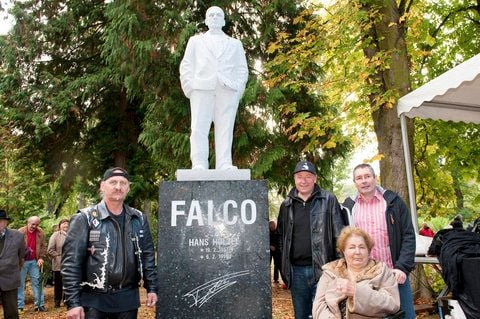 Lebensgroß, aus hellem Granit, die Hände in den Hosentaschen: So blickt der steinerne «Falco» von seinem Sockel im Kurpark der kleinen Gemeinde Gars am Kamp in Niederösterreich herab. (FOTO: DPA)