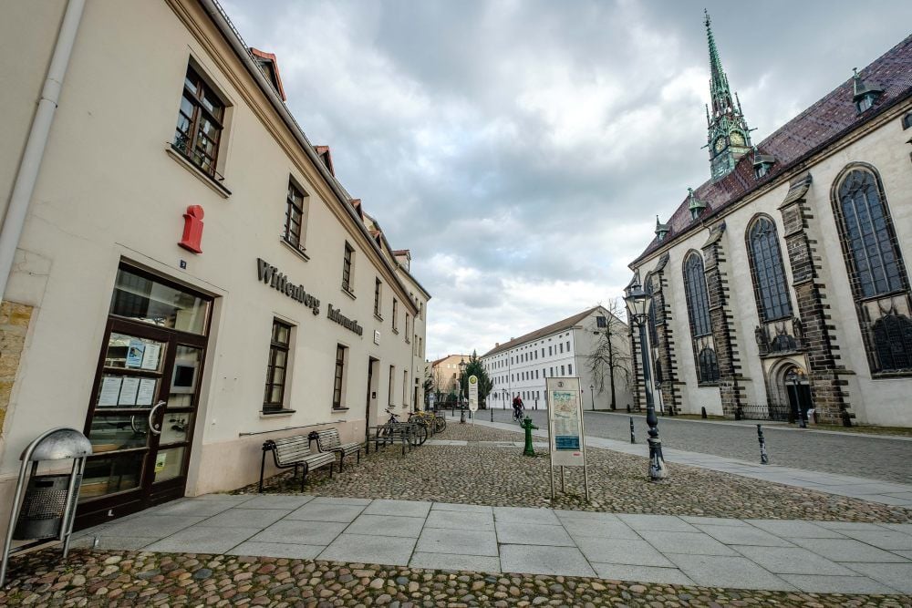 Menschenleer ist der Schlossplatz. Schon vor dem Beherbergungsverbot sind die Touristen von sich aus ferngeblieben.
