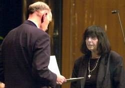 Die Schriftstellerin Friederike Mayröcker erhält vom Präsidenten der Deutschen Akademie für Sprache und Dichtung, Christian Meier, am Samstag im Staatstheater in Darmstadt den Georg-Büchner-Preis 2001.