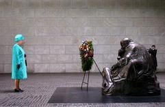Die britische Königin Elizabeth II. steht am Dienstag (2. November 2004) vor der Käthe-Kollwitz-Skulptur «Pieta» in der Neuen Wache auf dem Boulevard Unter den Linden in Berlin. (Foto: dpa)