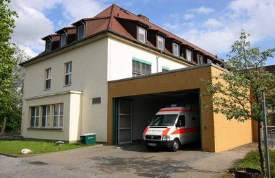 Blick auf die Einfahrt zur Notaufnahme des Altmark-Klinikums in Gardelegen, an die die Intensivstation angrenzt. (FOTO: DPA)