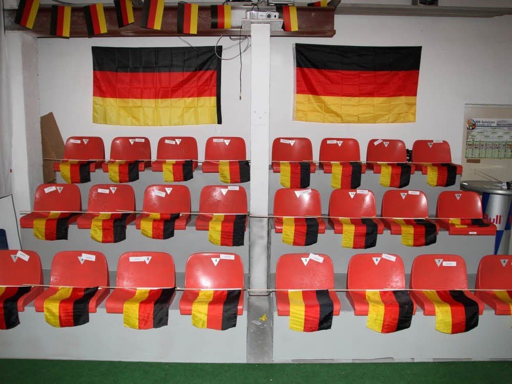 Bis ins kleinste Detail haben die „Erbauer der Zolltafel-Arena an alles gedacht. Auf den, nun frisch lackierten, Sitzschalen feuerten einst die Fans von Union Berlin ihr Team in der 2. Bundesliga Liga an.