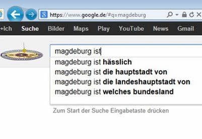 Der Screenshot zeigt die Autovervollständigung nach der Eingabe von "magdeburg ist" bei Google.