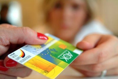 Mehr Wettbewerb unter den Kassen: Nach der Einführung des Gesundheitsfonds unterscheiden sich die gesetzlichen Krankenversicherungen vermutlich vor allem bei Beratung und Service. (FOTO: DPA)