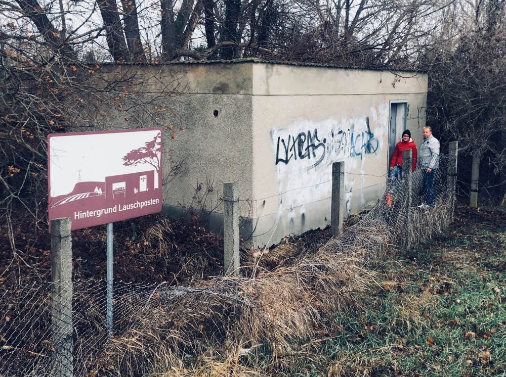 Ortsbürgermeister Swen Meyer schaut gemeinsam mit seiner Frau Alexandra am aufgebrochenen ehemaligen Stasi-Lauschposten bei Görzig nach dem rechten. Vandalismus ist kein Einzelfall in dem Dorf.