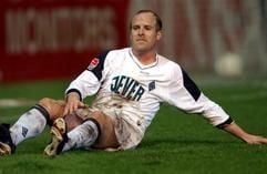 Der Mönchengladbacher Mittelfeldspieler Markus Münch im Bökelberg-Stadion am Boden. (Foto: dpa)