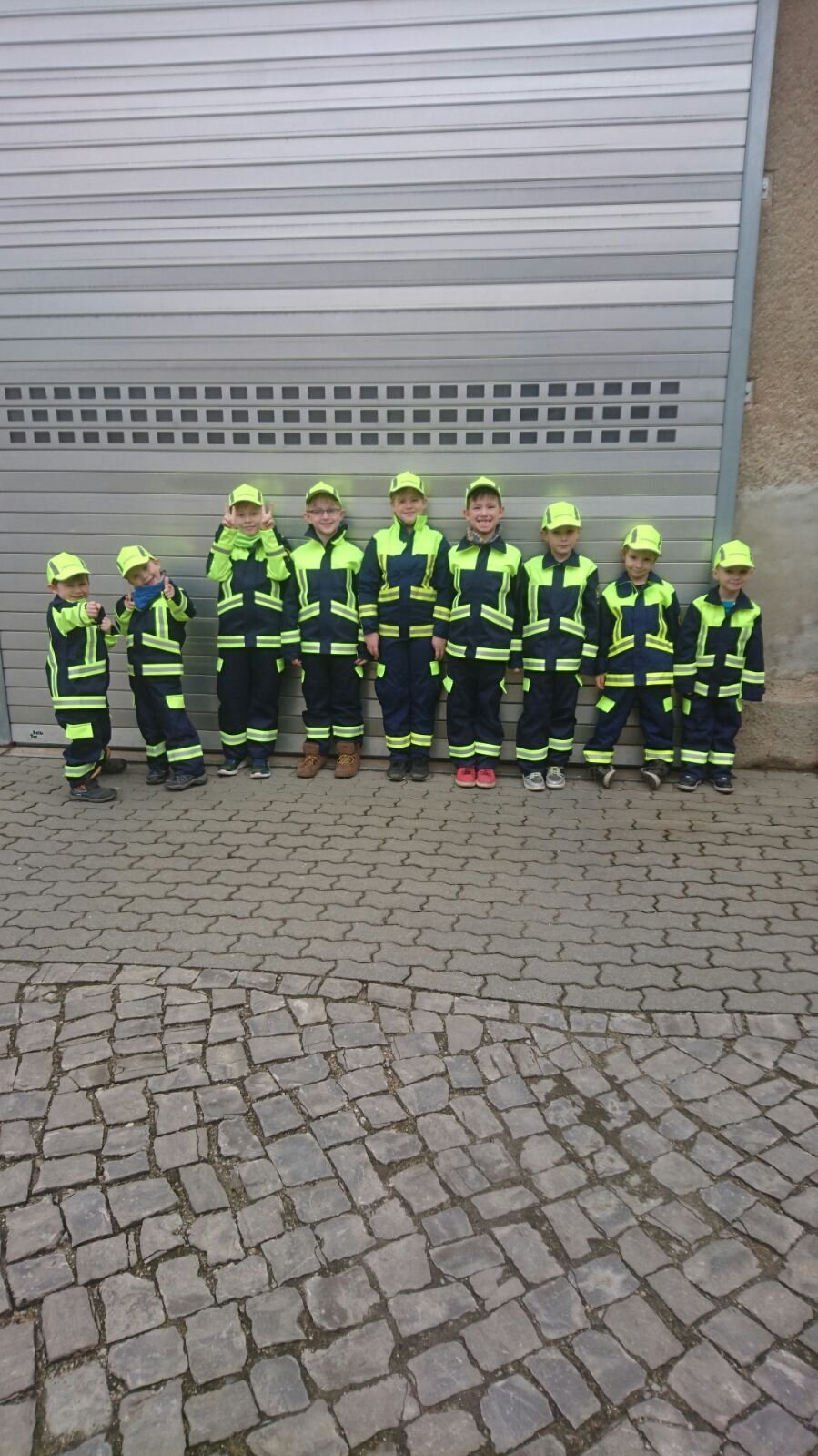 Ganz stolz zogen die Kinder der Nienburger Kinderfeuerwehr ihre neuen Sachen gleich an.