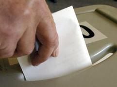 Symbol der Demokratie: Ein Wähler wirft seinen Wahlzettel in die Urne.