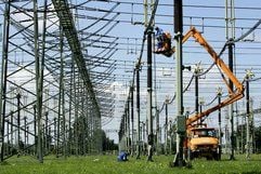 Facharbeiter von RWE warten eine Umspannanlage: Der Stromkonzern will bis 2010 sein Stromübertragungsnetz für 2,2 Milliarden Euro ausbauen. (Foto: ddp)