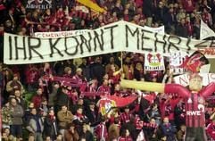 Die Leverkusener Fans halten vor Spielbeginn ein Transparent mit der Aufschrift "Ihr könnt mehr" hoch. (Foto: dpa)